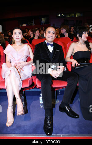 Berlin, Chinese Hongkong acteur Tony Leung (C) et son épouse Carina Lau (L) assister à la cérémonie de remise des prix de la 64e Berlinale Festival International du Film de Berlin. Feb 15, 2014. Membre du jury, l'acteur Tony Leung Chinese Hongkong (C) et son épouse Carina Lau (L) assister à la cérémonie de remise des prix de la 64e Berlinale Festival International du Film de Berlin, le 15 février 2014. © Zhang Fan/Xinhua/Alamy Live News Banque D'Images