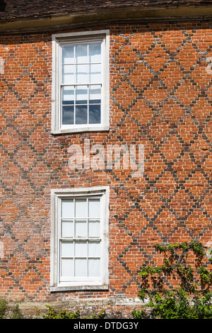 Tudor et windows avec le quadrillage en briques sur un mur à l'Vyne à Basingstoke, Hampshire, Angleterre Banque D'Images