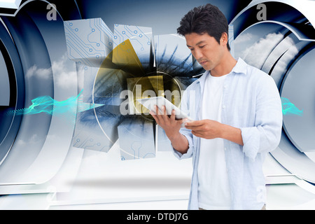 Image composite de l'homme regardant son tablet computer Banque D'Images