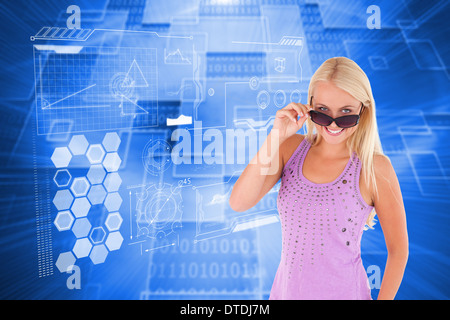 Image composite de charmante femme peeking sur ses lunettes de soleil Banque D'Images