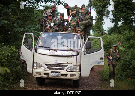 Les membres de l'KIA obtenir sur un camion pour leur transfert vers d'autres lieu dans le caoutchouc Hill poste dans la ligne de front de Laja Yang village Banque D'Images