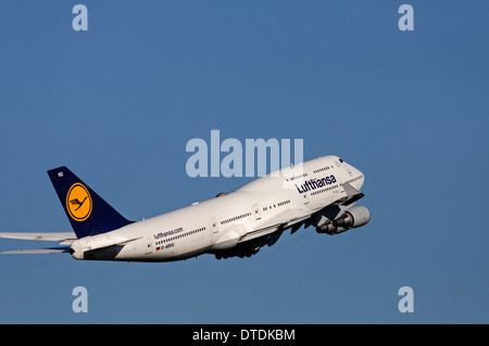 Boeing 747-400 de Lufthansa (D-ABVU) wide-body jumbo jet en suspension dans l'avion après le décollage ciel bleu clair Banque D'Images