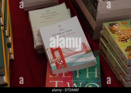 Le Musée de Patna, Patna, Bihar, Inde, 16 février 2014. Livres de Vikram Seth en vente le dimanche matin d'hiver comme deuxième festival de littérature de Patna passe dernière journée au Musée de Patna avec 40 séances d'éclairer, 60 éminents auteurs et 03 soirées culturelles. Credit : Rupa Ghosh/Alamy Live News. Banque D'Images