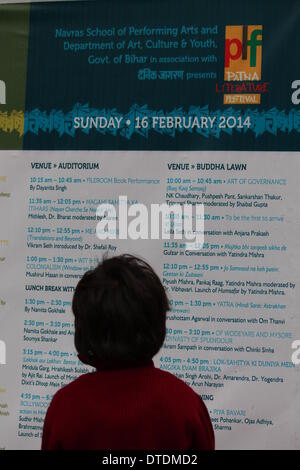 Le Musée de Patna, Patna, Bihar, Inde, 16 février 2014. Visiteurs bénéficie d comme Leila Seth converser pendant 'lilaas' le dimanche matin d'hiver comme deuxième festival de littérature de Patna passe dernière journée au Musée de Patna avec 40 séances d'éclairer, 60 éminents auteurs et 03 soirées culturelles. Credit : Rupa Ghosh/Alamy Live News. Banque D'Images