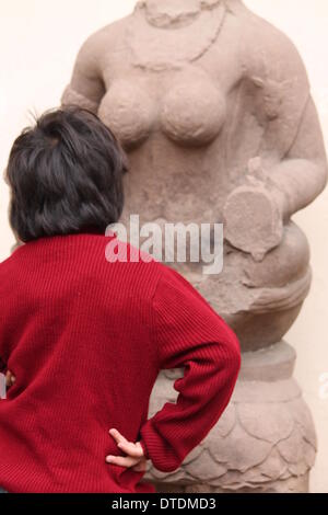 Le Musée de Patna, Patna, Bihar, Inde, 16 février 2014. Visiteurs bénéficie d comme Leila Seth converser pendant 'lilaas' le dimanche matin d'hiver comme deuxième festival de littérature de Patna passe dernière journée au Musée de Patna avec 40 séances d'éclairer, 60 éminents auteurs et 03 soirées culturelles. Credit : Rupa Ghosh/Alamy Live News. Banque D'Images