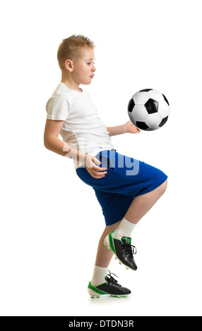 Boy kicking soccer ball par knee isolé sur blanc. Exercice d'entraînement. Banque D'Images