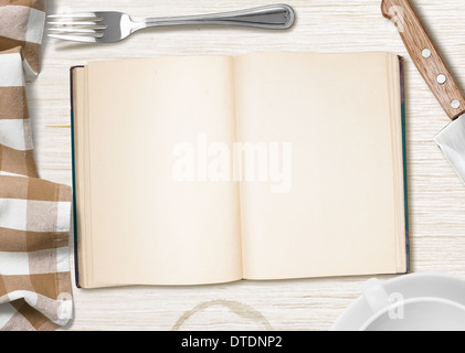 Table de cuisine avec livre ouvert ou cahier d'arrière-plan pour la cuisson recette Banque D'Images
