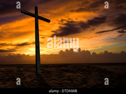 Ciel coucher de soleil sur la croix chrétienne. Arrière-plan de la religion. Banque D'Images