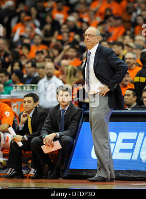 Syracuse, NY, USA. Feb 15, 2014. 15 févr. 2014 : l'Orange de Syracuse entraîneur en chef Jim Boeheim regarde l'Université de Syracuse défait North Carolina State 56-55 dans un match de l'ACC à l'Carrier Dome à Syracuse, New York. Credit : csm/Alamy Live News Banque D'Images