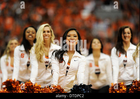Syracuse, NY, USA. Feb 15, 2014. 15 févr. 2014 : l'équipe de danse de Syracuse divertit la foule de 31 572 comme l'Université de Syracuse défait North Carolina State 56-55 dans un match de l'ACC à l'Carrier Dome à Syracuse, New York. Credit : csm/Alamy Live News Banque D'Images