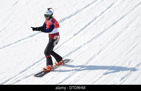 Eva Samkova (CZE) célèbre comme elle s'approche de la ligne d'arrivée pour gagner l'or. Snowbboard Womens Cross - Rosa Khutor Extreme Park - Sotchi - Russie - 16/02/2014 Banque D'Images