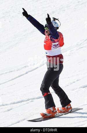 Eva Samkova (CZE) célèbre comme elle s'approche de la ligne d'arrivée pour gagner l'or. Snowbboard Womens Cross - Rosa Khutor Extreme Park - Sotchi - Russie - 16/02/2014 Banque D'Images