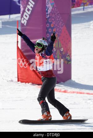 Eva Samkova (CZE) célèbre alors qu'elle franchit la ligne d'arrivée pour gagner l'or. Snowbboard Womens Cross - Rosa Khutor Extreme Park - Sotchi - Russie - 16/02/2014 Banque D'Images