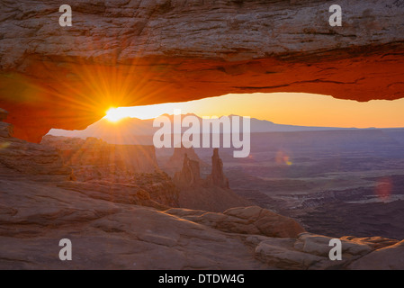 Mesa Arch à l'aube à la lavandière à Arch, des îles dans le ciel article de Canyonlands National Park, Utah, USA Banque D'Images