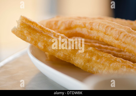 Close up de quelques Churros (Porra) sur une plaque blanche, sans sucre ajouté. L'Andalousie, espagne. Banque D'Images