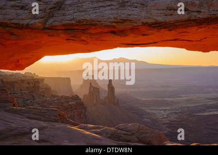 Mesa Arch à l'aube à la lavandière à Arch, des îles dans le ciel article de Canyonlands National Park, Utah, USA Banque D'Images