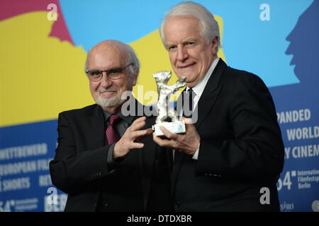 Berlin, Allemagne. Feb 15, 2014. L'acteur français André Dussollier (R) et le producteur Jean-Louis Livi posent lors d'une conférence de presse après avoir reçu au nom du réalisateur français Alain Resnais (pas sur la photo) Le Prix Alfred Bauer pour "Aimer, boire et chanter pendant le 64e Festival du Film de Berlin à Berlin, Allemagne, 15 février 2014. Le Berlinale festival se déroule jusqu'au 16 février. PHOTO : BRITTA PEDERSEN/dpa/Alamy Live News Banque D'Images