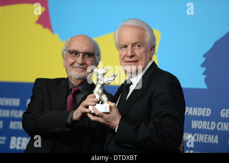 Berlin, Allemagne. Feb 15, 2014. L'acteur français André Dussollier (R) et le producteur Jean-Louis Livi posent lors d'une conférence de presse après avoir reçu au nom du réalisateur français Alain Resnais (pas sur la photo) Le Prix Alfred Bauer pour "Aimer, boire et chanter pendant le 64e Festival du Film de Berlin à Berlin, Allemagne, 15 février 2014. Le Berlinale festival se déroule jusqu'au 16 février. PHOTO : BRITTA PEDERSEN/dpa/Alamy Live News Banque D'Images