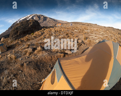 Tente sur les flancs du mont Kilimandjaro Banque D'Images