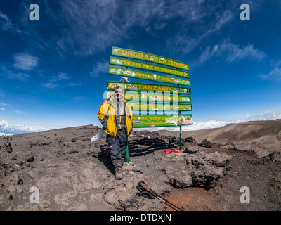 La réussite d'un grimpeur au sommet du mont Kilimandjaro Banque D'Images