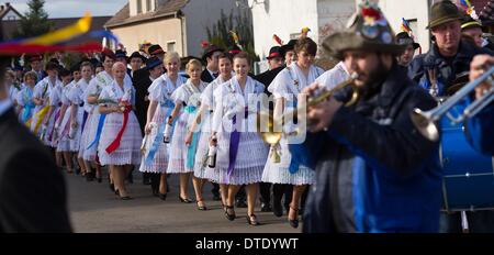 Drachhausen, Allemagne. 16 Février, 2014. Les couples non mariés en costumes de fête traditionnels Spreewald assister à un défilé pendant le Zapust Sorbian-Wendish traditionnelle de la jeunesse carnaval dans Drachhausen, Allemagne, 16 février 2014. Zapust est le plus populaire de tradition les Sorabes. Le cortège de carnaval dans les villages de Lusace est tenu d'expulser l'hiver. Photo : Patrick Pleul/ZB/dpa/Alamy Live News Banque D'Images