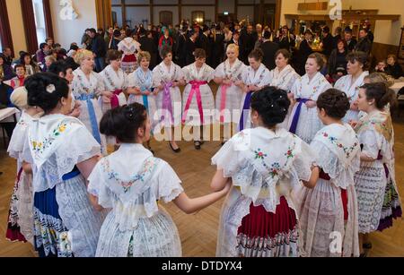 Drachhausen, Allemagne. 16 Février, 2014. Les jeunes femmes en costumes traditionnels de fête sorabe assister à l'Zapust Sorbian-Wendish traditionnelle de la jeunesse carnaval dans Drachhausen, Allemagne, 16 février 2014. Zapust est le plus populaire de tradition les Sorabes. Le cortège de carnaval dans les villages de Lusace est tenu d'expulser l'hiver. Photo : Patrick Pleul/ZB/dpa/Alamy Live News Banque D'Images