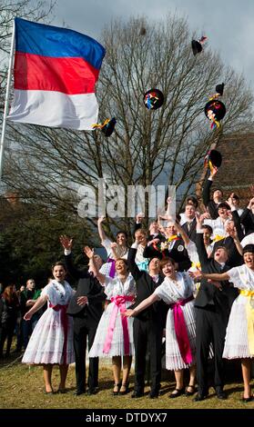 Drachhausen, Allemagne. 16 Février, 2014. Les couples non mariés en sorabe traditionnels costumes de fête traditionnels d'assister à l'Zapust Sorbian-Wendish le carnaval des jeunes dans Drachhausen, Allemagne, 16 février 2014. Zapust est le plus populaire de tradition les Sorabes. Le cortège de carnaval dans les villages de Lusace est tenu d'expulser l'hiver. Photo : Patrick Pleul/ZB/dpa/Alamy Live News Banque D'Images