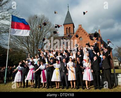 Drachhausen, Allemagne. 16 Février, 2014. Les couples non mariés en sorabe traditionnels costumes de fête traditionnels d'assister à l'Zapust Sorbian-Wendish le carnaval des jeunes dans Drachhausen, Allemagne, 16 février 2014. Zapust est le plus populaire de tradition les Sorabes. Le cortège de carnaval dans les villages de Lusace est tenu d'expulser l'hiver. Photo : Patrick Pleul/ZB/dpa/Alamy Live News Banque D'Images