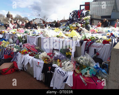 Preston, Lancashire, Royaume-Uni. 16 février 2014. Hommages à gauche sur le Sir Tom Finney statue après sa mort le vendredi 14 février 2014. Banque D'Images