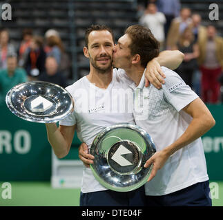 Rotterdam, aux Pays-Bas. 16.02.2014. Michael Llodra(Fra) et Nicolas Mahut(Fra) obtenir le titre gagnant pour les doubles à l'ABN AMRO World Tennis Tournament/Tennisimages:Photo Henk Koster Banque D'Images