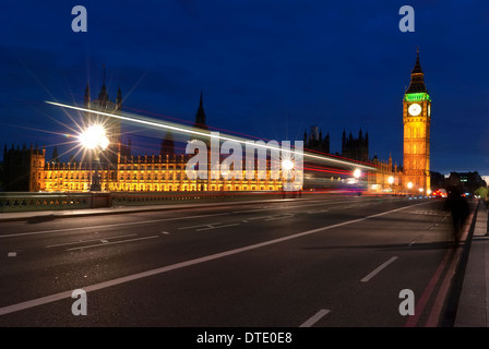 Londres, au Royaume-Uni. Red bus en mouvement et de Big Ben, le Palais de Westminster. Les icônes de l'Angleterre en vintage, retro style Banque D'Images