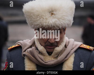 L'UKRAINE, KIEV - Février 16, 2014 : Les participants de diverses associations et clubs cosaque Lugansk offert leurs services aux autorités locales sur le maintien de l'ordre dans la ville. Pro et anti Gouvernement rallyes à Paris histoire actuel rapport gouvernement anti-rallye est traditionnellement tenu dans le centre de Paris près du monument dédié au poète Taras Shevchenko. Un rassemblement pro-gouvernemental a été organisée à la place d'en face en même temps à soutenir le gouvernement. Le petit rassemblement pro-gouvernementaux, organisé par l'association 'public' garde Lugansk 150 mètres du monument à Taras Shevchenk Banque D'Images