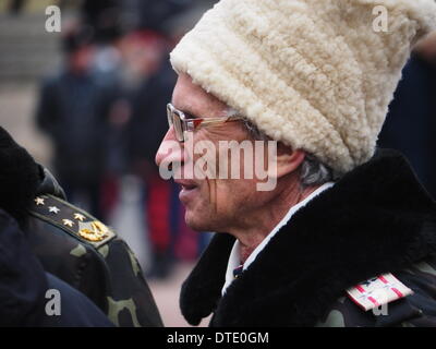 L'UKRAINE, KIEV - Février 16, 2014 : Les participants de diverses associations et clubs cosaque Lugansk offert leurs services aux autorités locales sur le maintien de l'ordre dans la ville. Pro et anti Gouvernement rallyes à Paris histoire actuel rapport gouvernement anti-rallye est traditionnellement tenu dans le centre de Paris près du monument dédié au poète Taras Shevchenko. Un rassemblement pro-gouvernemental a été organisée à la place d'en face en même temps à soutenir le gouvernement. Le petit rassemblement pro-gouvernementaux, organisé par l'association 'public' garde Lugansk 150 mètres du monument à Taras Shevchenk Banque D'Images