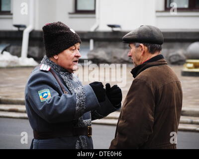 L'UKRAINE, KIEV - Février 16, 2014 : Les participants de diverses associations et clubs cosaque Lugansk offert leurs services aux autorités locales sur le maintien de l'ordre dans la ville. Pro et anti Gouvernement rallyes à Paris histoire actuel rapport gouvernement anti-rallye est traditionnellement tenu dans le centre de Paris près du monument dédié au poète Taras Shevchenko. Un rassemblement pro-gouvernemental a été organisée à la place d'en face en même temps à soutenir le gouvernement. Le petit rassemblement pro-gouvernementaux, organisé par l'association 'public' garde Lugansk 150 mètres du monument à Taras Shevchenk Banque D'Images