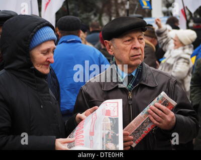 L'UKRAINE, KIEV - Février 16, 2014 : Evromaidan militants. Pro et anti Gouvernement rallyes à Paris histoire actuel rapport gouvernement anti-rallye est traditionnellement tenu dans le centre de Paris près du monument dédié au poète Taras Shevchenko. Un rassemblement pro-gouvernemental a été organisée à la place d'en face en même temps à soutenir le gouvernement. Le petit rassemblement pro-gouvernementaux, organisé par l'association 'public' garde Lugansk 150 mètres du monument à Taras Shevchenko. L'objectif principal des organisateurs de ce rallye est la musique forte d'étouffer les présentations des orateurs Evroma Banque D'Images