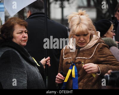 L'UKRAINE, KIEV - Février 16, 2014 : Evromaidan militants. Pro et anti Gouvernement rallyes à Paris histoire actuel rapport gouvernement anti-rallye est traditionnellement tenu dans le centre de Paris près du monument dédié au poète Taras Shevchenko. Un rassemblement pro-gouvernemental a été organisée à la place d'en face en même temps à soutenir le gouvernement. Le petit rassemblement pro-gouvernementaux, organisé par l'association 'public' garde Lugansk 150 mètres du monument à Taras Shevchenko. L'objectif principal des organisateurs de ce rallye est la musique forte d'étouffer les présentations des orateurs Evroma Banque D'Images