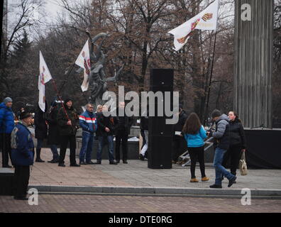 L'UKRAINE, KIEV - Février 16, 2014 : Le petit rassemblement pro-gouvernementaux, organisé par l'association publique "Lugansk garde." L'objectif principal des organisateurs de ce rallye est la musique forte d'étouffer les présentations des orateurs Evromaydan Lugansk. Pro et anti Gouvernement rallyes à Paris histoire actuel rapport gouvernement anti-rallye est traditionnellement tenu dans le centre de Paris près du monument dédié au poète Taras Shevchenko. Un rassemblement pro-gouvernemental a été organisée à la place d'en face en même temps à soutenir le gouvernement. Le petit rassemblement pro-gouvernementaux, organisé par l'associa Banque D'Images