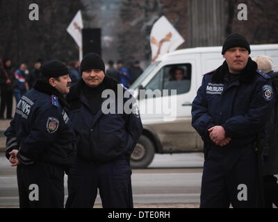 L'UKRAINE, KIEV - Février 16, 2014 La Police garde : le rassemblement anti-gouvernement à l'encontre de provocateurs. Pro et anti Gouvernement rallyes à Paris histoire actuel rapport gouvernement anti-rallye est traditionnellement tenu dans le centre de Paris près du monument dédié au poète Taras Shevchenko. Un rassemblement pro-gouvernemental a été organisée à la place d'en face en même temps à soutenir le gouvernement. Le petit rassemblement pro-gouvernementaux, organisé par l'association 'public' garde Lugansk 150 mètres du monument à Taras Shevchenko. L'objectif principal des organisateurs de ce rallye est de la musique très fort pour noyer Banque D'Images