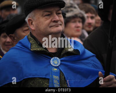 L'UKRAINE, KIEV - Février 16, 2014 : Evromaidan militants. Pro et anti Gouvernement rallyes à Paris histoire actuel rapport gouvernement anti-rallye est traditionnellement tenu dans le centre de Paris près du monument dédié au poète Taras Shevchenko. Un rassemblement pro-gouvernemental a été organisée à la place d'en face en même temps à soutenir le gouvernement. Le petit rassemblement pro-gouvernementaux, organisé par l'association 'public' garde Lugansk 150 mètres du monument à Taras Shevchenko. L'objectif principal des organisateurs de ce rallye est la musique forte d'étouffer les présentations des orateurs Evroma Banque D'Images