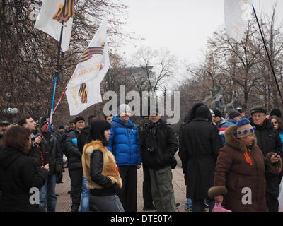 L'UKRAINE, KIEV - Février 16, 2014 : Le petit rassemblement pro-gouvernementaux, organisé par l'association publique "Lugansk garde." L'objectif principal des organisateurs de ce rallye est la musique forte d'étouffer les présentations des orateurs Evromaydan Lugansk. Pro et anti Gouvernement rallyes à Paris histoire actuel rapport gouvernement anti-rallye est traditionnellement tenu dans le centre de Paris près du monument dédié au poète Taras Shevchenko. Un rassemblement pro-gouvernemental a été organisée à la place d'en face en même temps à soutenir le gouvernement. Le petit rassemblement pro-gouvernementaux, organisé par l'associa Banque D'Images