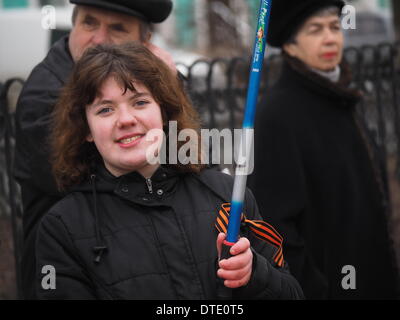 L'UKRAINE, KIEV - Février 16, 2014 : Le petit rassemblement pro-gouvernementaux, organisé par l'association publique "Lugansk garde." L'objectif principal des organisateurs de ce rallye est la musique forte d'étouffer les présentations des orateurs Evromaydan Lugansk. Pro et anti Gouvernement rallyes à Paris histoire actuel rapport gouvernement anti-rallye est traditionnellement tenu dans le centre de Paris près du monument dédié au poète Taras Shevchenko. Un rassemblement pro-gouvernemental a été organisée à la place d'en face en même temps à soutenir le gouvernement. Le petit rassemblement pro-gouvernementaux, organisé par l'associa Banque D'Images