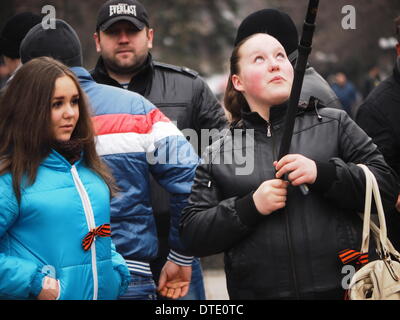L'UKRAINE, KIEV - Février 16, 2014 : Le petit rassemblement pro-gouvernementaux, organisé par l'association publique "Lugansk garde." L'objectif principal des organisateurs de ce rallye est la musique forte d'étouffer les présentations des orateurs Evromaydan Lugansk. Pro et anti Gouvernement rallyes à Paris histoire actuel rapport gouvernement anti-rallye est traditionnellement tenu dans le centre de Paris près du monument dédié au poète Taras Shevchenko. Un rassemblement pro-gouvernemental a été organisée à la place d'en face en même temps à soutenir le gouvernement. Le petit rassemblement pro-gouvernementaux, organisé par l'associa Banque D'Images