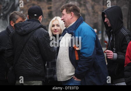 L'UKRAINE, KIEV - Février 16, 2014 : Le petit rassemblement pro-gouvernementaux, organisé par l'association publique "Lugansk garde." L'objectif principal des organisateurs de ce rallye est la musique forte d'étouffer les présentations des orateurs Evromaydan Lugansk. Pro et anti Gouvernement rallyes à Paris histoire actuel rapport gouvernement anti-rallye est traditionnellement tenu dans le centre de Paris près du monument dédié au poète Taras Shevchenko. Un rassemblement pro-gouvernemental a été organisée à la place d'en face en même temps à soutenir le gouvernement. Le petit rassemblement pro-gouvernementaux, organisé par l'associa Banque D'Images