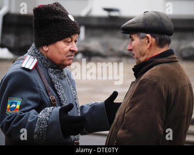 L'UKRAINE, KIEV - Février 16, 2014 : Les participants de diverses associations et clubs cosaque Lugansk offert leurs services aux autorités locales sur le maintien de l'ordre dans la ville. Pro et anti Gouvernement rallyes à Paris histoire actuel rapport gouvernement anti-rallye est traditionnellement tenu dans le centre de Paris près du monument dédié au poète Taras Shevchenko. Un rassemblement pro-gouvernemental a été organisée à la place d'en face en même temps à soutenir le gouvernement. Le petit rassemblement pro-gouvernementaux, organisé par l'association 'public' garde Lugansk 150 mètres du monument à Taras Shevchenk Banque D'Images