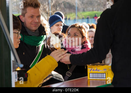 Météo britannique. Londres, 16 février 2014. Des files d'attente et les touristes londoniens créé pour profiter des glaces sous le soleil de St James's Park pendant une rare journée ensoleillée après les tempêtes d'hiver. Crédit : Paul Davey/Alamy Live News Banque D'Images