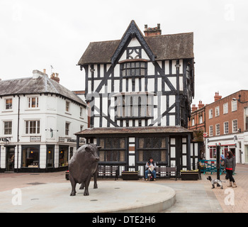 Maison ancienne, ville haute, Hereford : un bâtiment à colombages de style jacobéen, maintenant un musée, et statue de taureau Hereford Banque D'Images