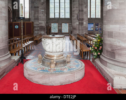 Fonts baptismaux en pierre à la Cathédrale de Hereford, Royaume-Uni Banque D'Images