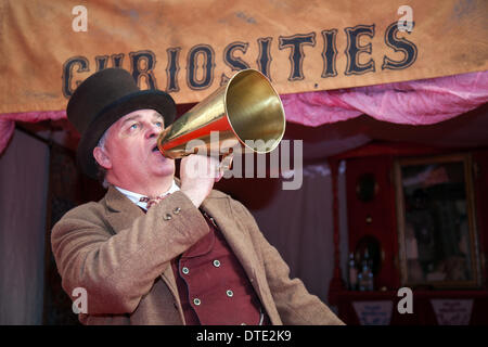 Blackpool, Lancashire, Royaume-Uni 16 février, 2014. L'annonce par le biais d'un mégaphone en laiton, ou loudhailer lors de l'ouverture de la Victorian Palace de curiosités à la scène du Blackpooll festival annuel de cirque, spectacle de magie, côté & nouvelle variété. Banque D'Images