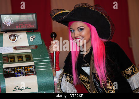 'SEGA One-Armed Banditt' Vintage slots, trois machines à sous de fruits de bobine. Nona Buccaneer joue à la machine à fruits à pièces au festival annuel d'amusements de Blackpool. Banque D'Images