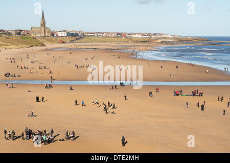 Soleil de février sur la plage de Tynemouth, aux personnes bénéficiant d'une jeu sport et de marche dans le soleil au nord est de l'Angleterre UK Banque D'Images